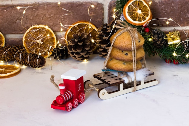 Biscuits de Noël au chocolat sur des traîneaux et locomotive rouge