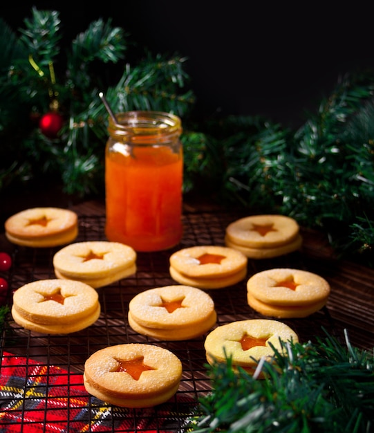 Biscuits de Noël autrichiens traditionnels Biscuits de Linzer remplis de confiture d'abricot