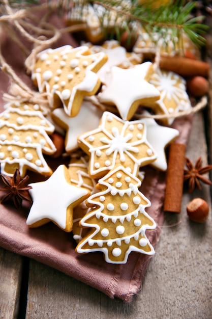 Biscuits de Noël aux épices sur table en bois