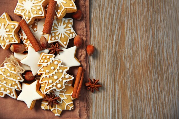 Biscuits de Noël aux épices sur table en bois