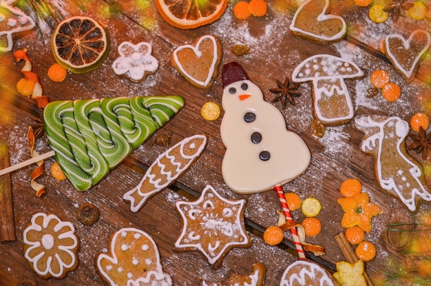 Biscuits de Noël et branches festives sapin Joyeux Noël et bonne année concept