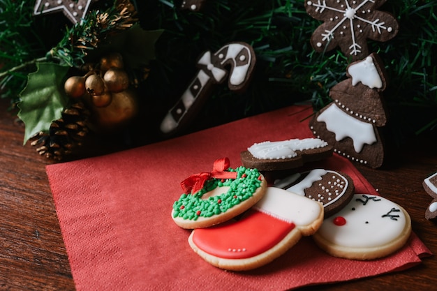 Biscuits de Noël colorés avec décoration festive