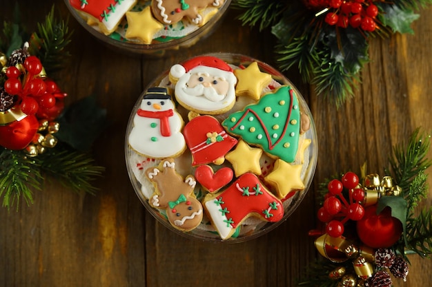 Biscuits de Noël colorés avec différentes formes. Fond en bois