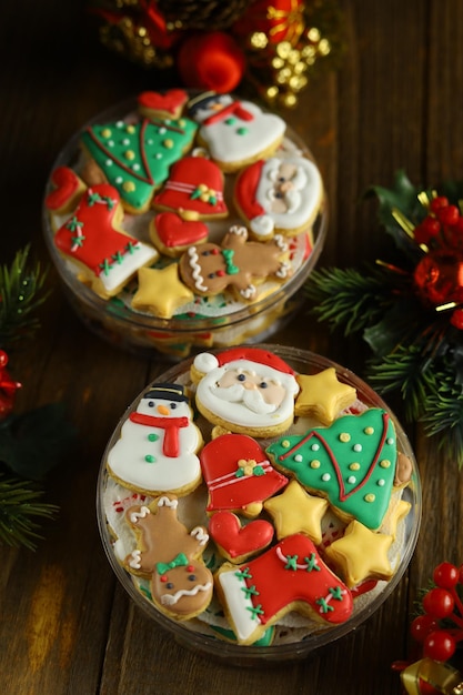 Biscuits de Noël colorés avec différentes formes. Fond en bois