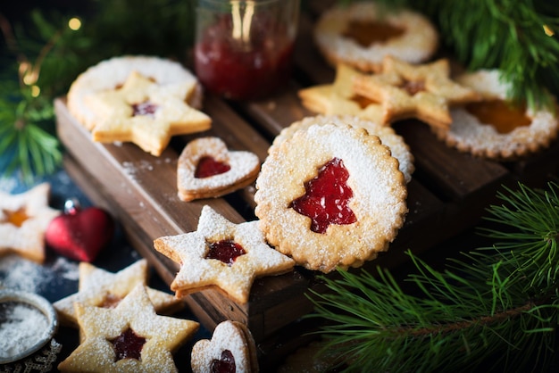 Biscuits de Noël avec de la confiture. Un cookie autrichien populaire est les cookies de Linz. Mise au point sélective.
