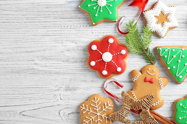 Biscuits de Noël créatifs sur fond de bois