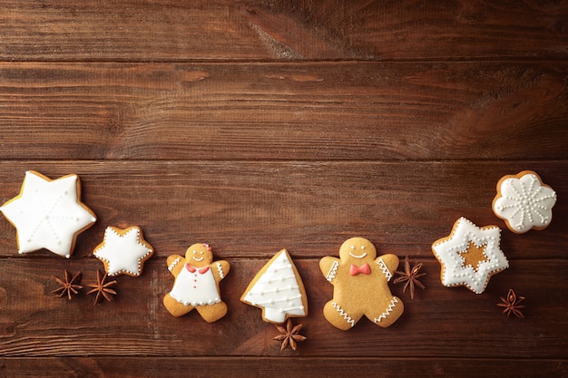 Biscuits de Noël créatifs sur table en bois