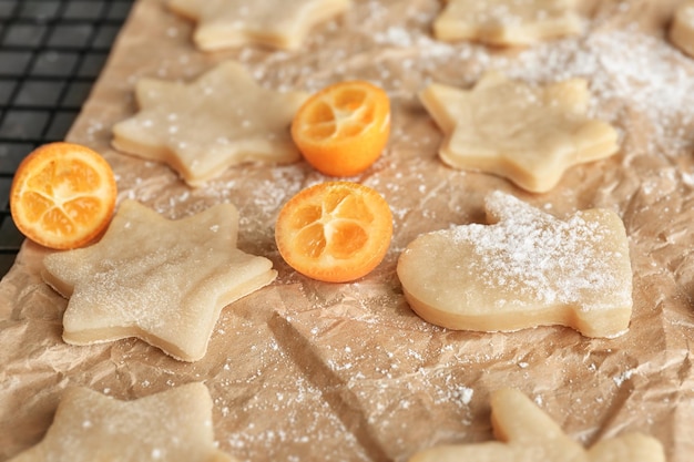 Biscuits de Noël crus sur papier sulfurisé