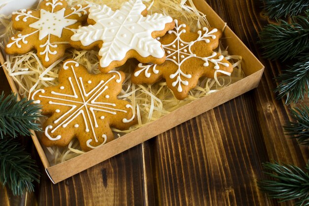 Biscuits de Noël dans la boîte sur le fond en bois brun