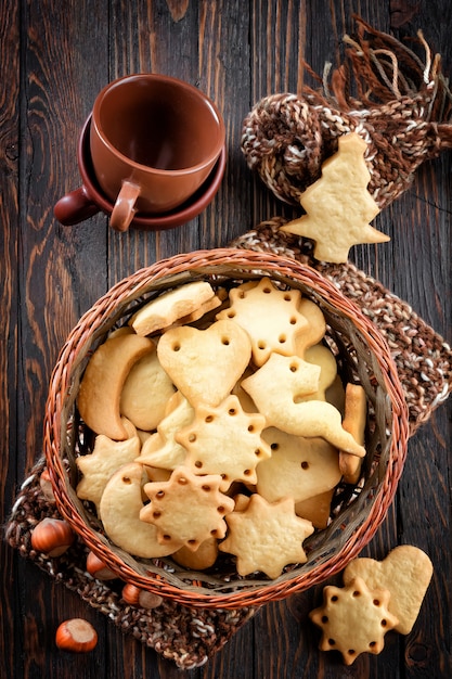 Biscuits de Noël dans un bol en osier