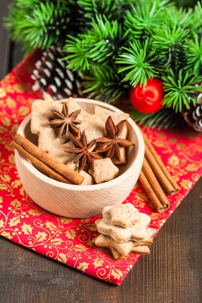 Biscuits de Noël dans un bol