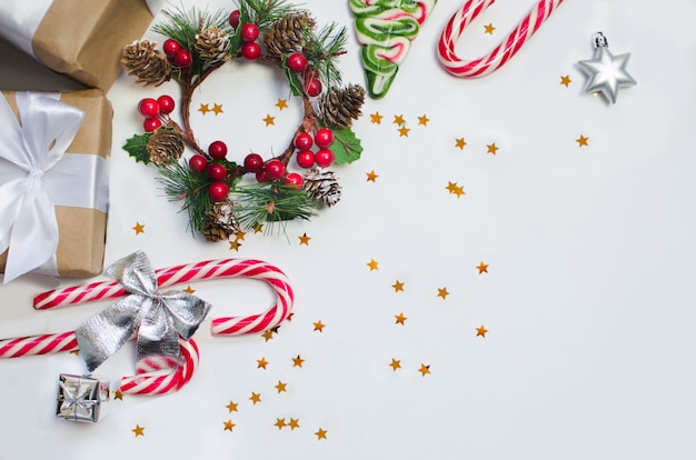 Biscuits de Noël avec des décorations festives et des cadeaux