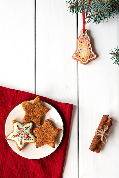 Biscuits de Noël décorés sur fond de bois blanc