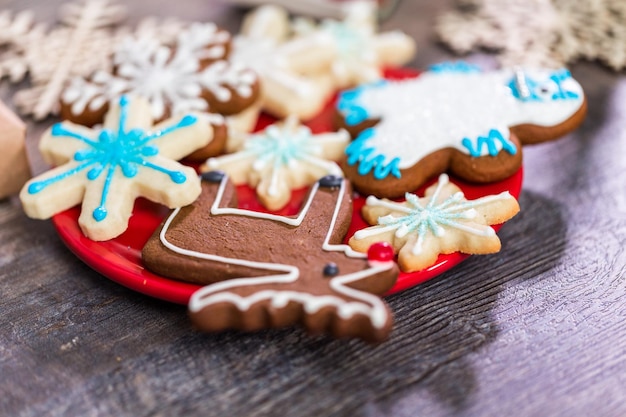 Biscuits de Noël décorés de glaçage royal.