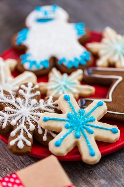 Biscuits de Noël décorés de glaçage royal.