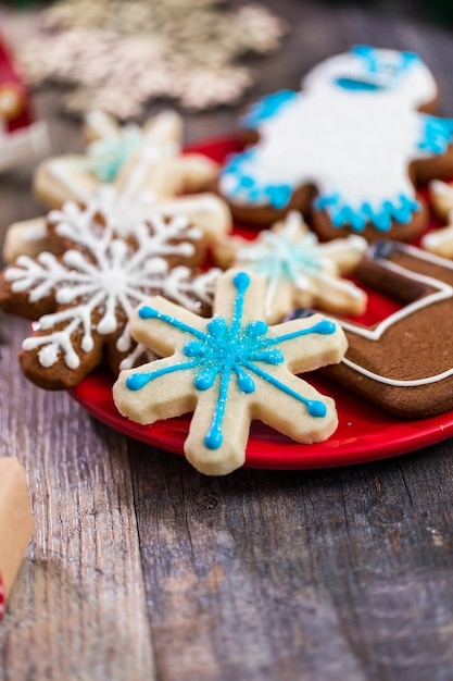 Biscuits de Noël décorés de glaçage royal.