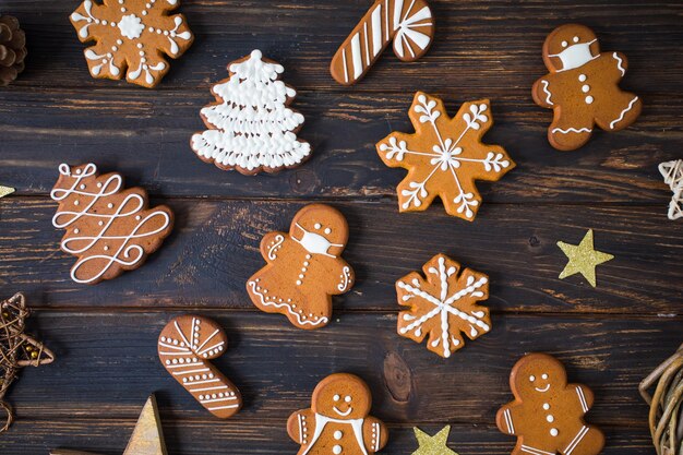 Biscuits de Noël de différentes formes avec glaçage décor sucre