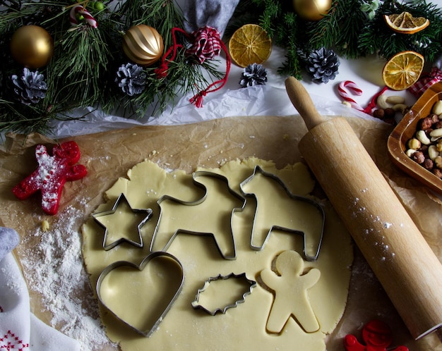 Biscuits de Noël de différentes formes sur un plat dans un décor festif