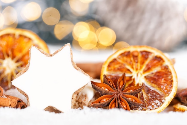 Biscuits de Noël étoile à la cannelle épices cuisson boulangerie neige