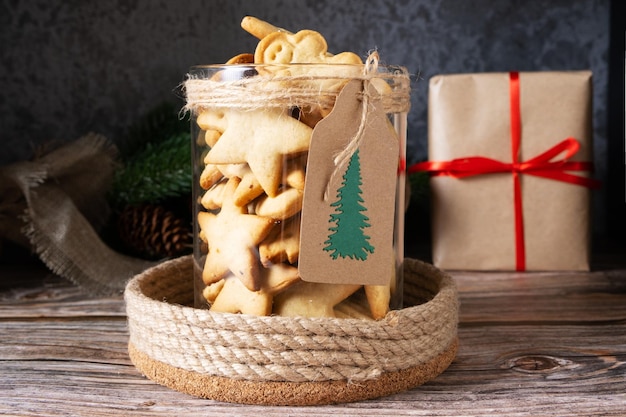 Biscuits de Noël faits maison dans un bocal en verre sur une table en bois