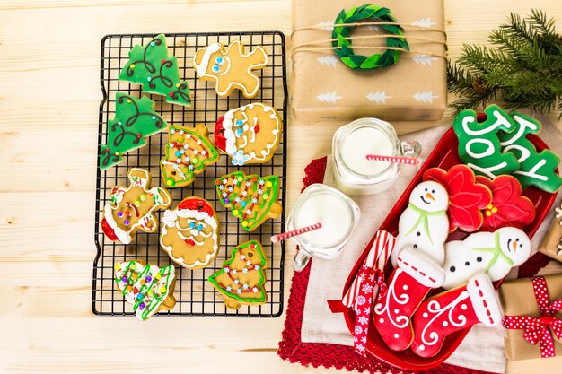 Biscuits de Noël faits maison décorés de glaçage coloré.