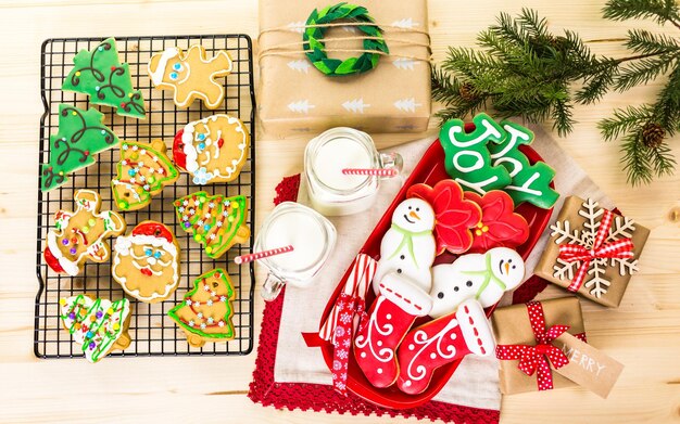 Biscuits de Noël faits maison décorés de glaçage coloré.