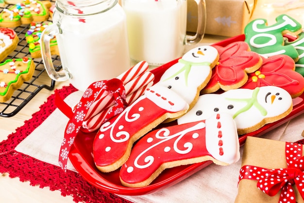 Biscuits de Noël faits maison décorés de glaçage coloré.