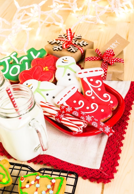 Biscuits de Noël faits maison décorés de glaçage coloré.