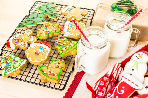 Biscuits de Noël faits maison décorés de glaçage coloré.