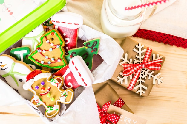 Biscuits de Noël faits maison décorés de glaçage coloré.