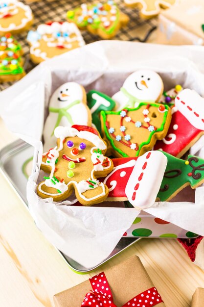 Biscuits de Noël faits maison décorés de glaçage coloré.