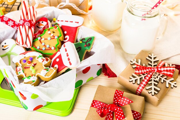 Biscuits de Noël faits maison décorés de glaçage coloré.