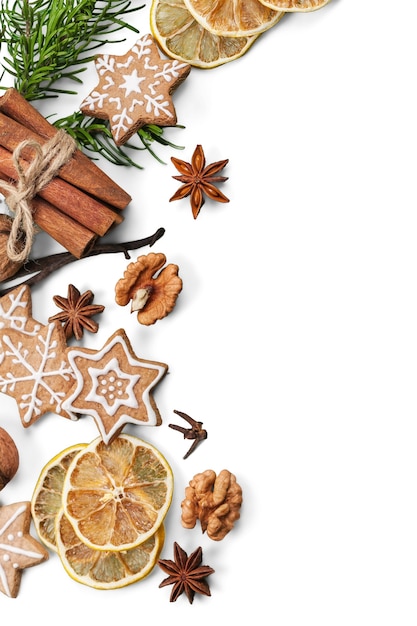 Biscuits de Noël faits maison sur fond blanc