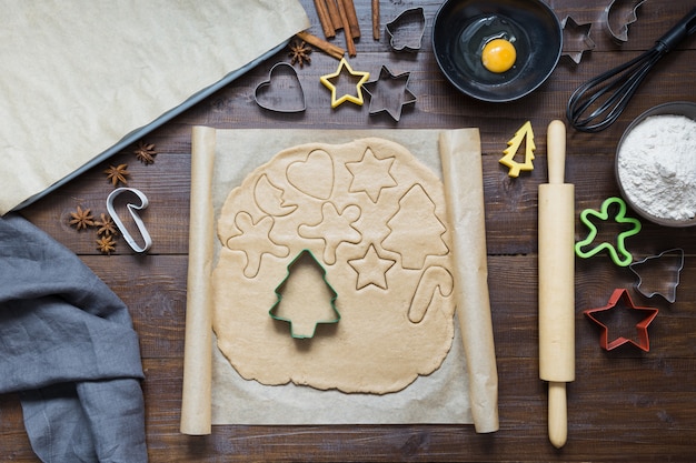 Biscuits de Noël faits maison sur parchemin.