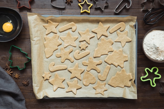 Biscuits de Noël faits maison sur parchemin.