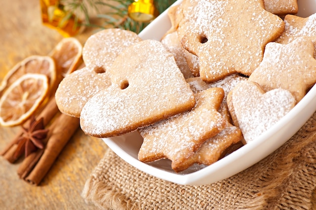 Biscuits de Noël faits maison saupoudrés de sucre en poudre