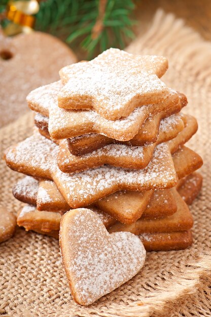 Biscuits de Noël faits maison saupoudrés de sucre en poudre