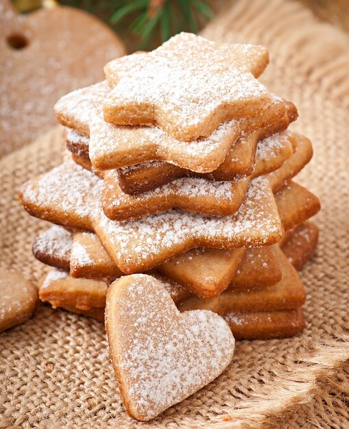 Biscuits de Noël faits maison saupoudrés de sucre en poudre