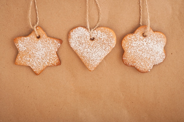 Biscuits de Noël faits maison saupoudrés de sucre en poudre