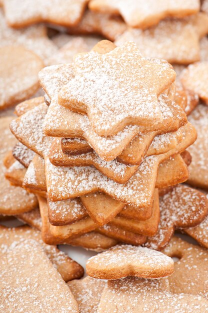 Biscuits de Noël faits maison saupoudrés de sucre en poudre