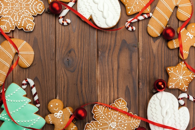 Biscuits de Noël sur fond de bois