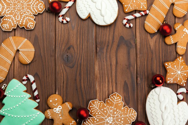 Biscuits de Noël sur fond de bois