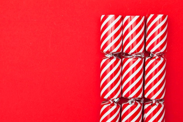 Biscuits de Noël sur fond rouge