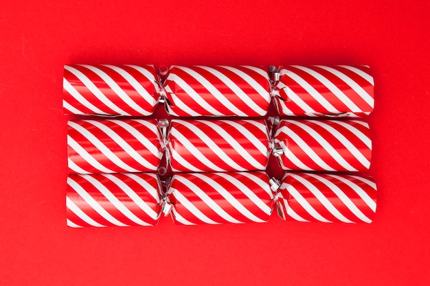 Biscuits de Noël sur fond rouge