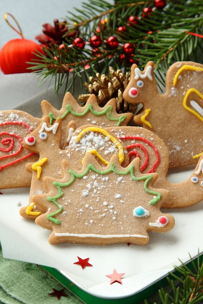 Biscuits de Noël en forme d'animaux avec décorations festives