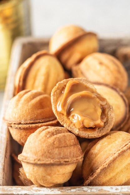 Photo biscuits de noël en forme de noix oreshki avec du lait condensé