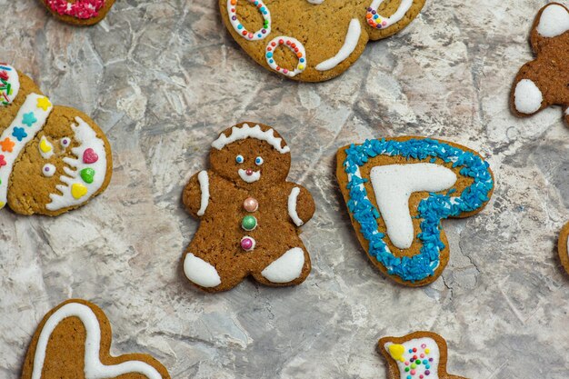 Biscuits de Noël fraîchement cuits et décorations festives