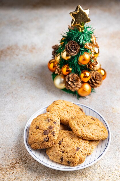 biscuits de noël gouttes de chocolat, cannelle, gingembre nouvel an dessert sucré maison vacances repas nourriture