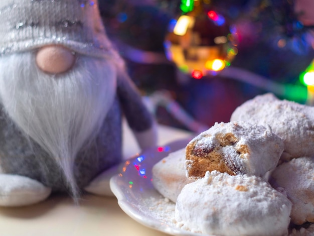 Biscuits de Noël grecs traditionnels Kurabye aux amandes et sucre en poudre et gnome de Noël