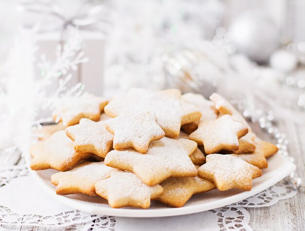 Biscuits de Noël et guirlandes sur une table en bois